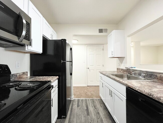 1BR, 1BTH- Deluxe - Collinwood Square Apartments