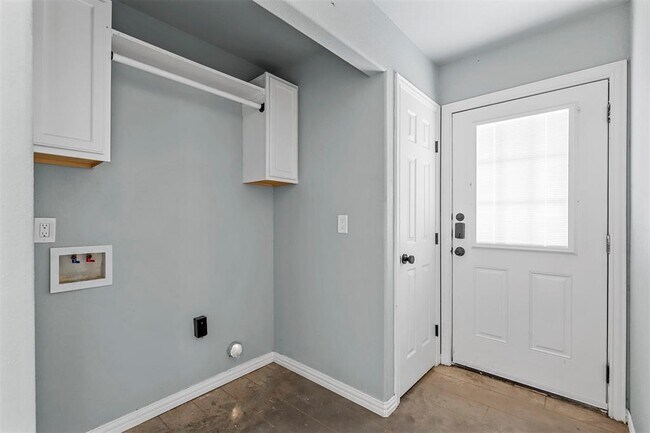 Building Photo - 6301 Hunterwood Dr