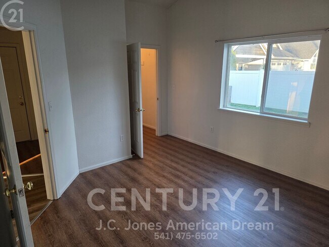 Building Photo - AR2411