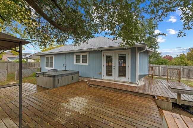 Building Photo - 1908 Matagorda Dr