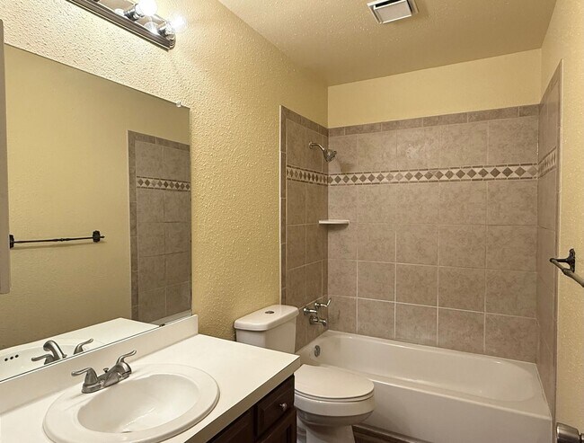 Building Photo - Spacious Home in the Heart of Aurora with ...