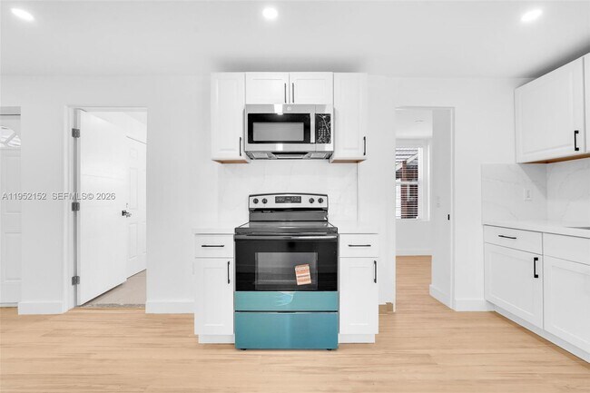 Building Photo - 2419 Coolidge St