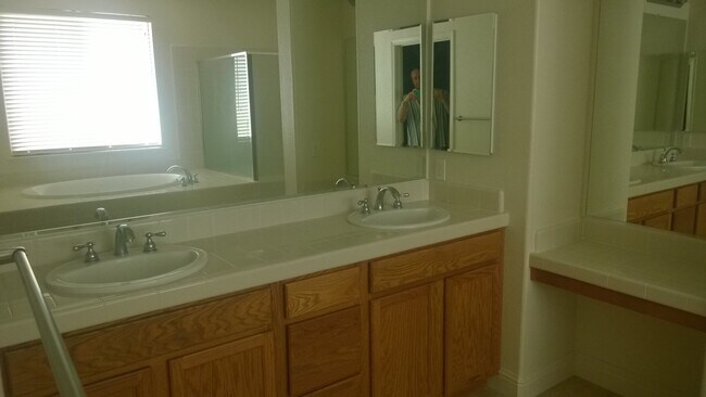 Building Photo - Excellent Elk Grove Location, Spacious 4 bedroom home with office, sitting parlor, and large kitchen
