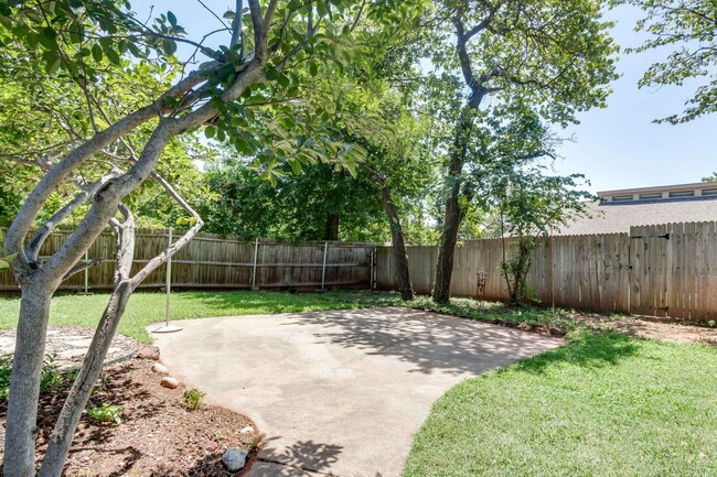 Building Photo - WALK JUST 2 BLOCKS TO EDMOND MEMORIAL – AV...