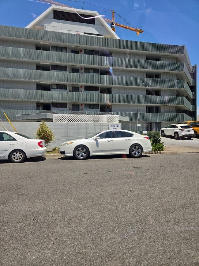 Building Photo - Mo?ili?ili Gem! 1-Bed Condo with Washer/Dryer, AC & Secured Parking – Available Now!