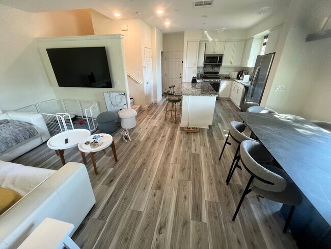 Building Photo - Spacious 4 Bed | 2-Story Townhome in Lake Pointe near Eastlake Vistas