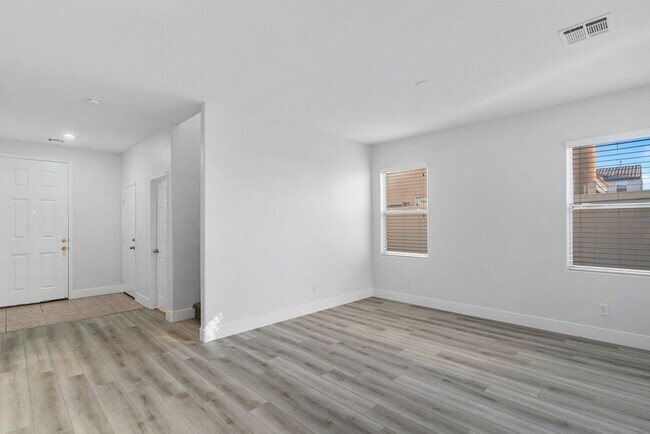 Building Photo - WONDERFUL 3 BEDROOM HOME AT END OF CUL-DE-...