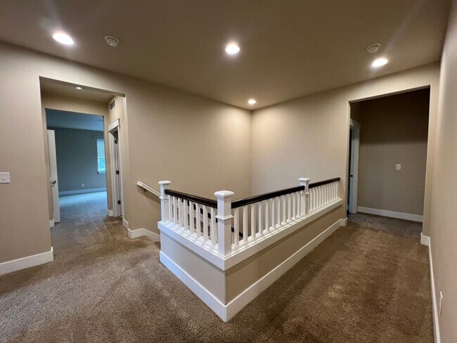 Building Photo - Large 5 Bedroom Home in Tumwater