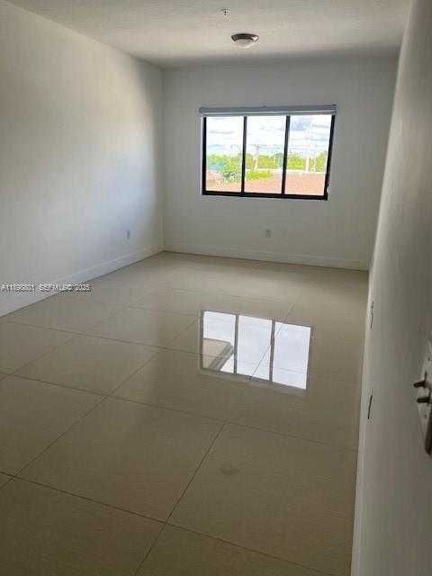 Building Photo - 885 E 1st Ave