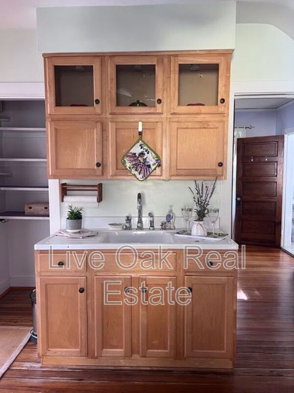 Building Photo - 774 W 51st St