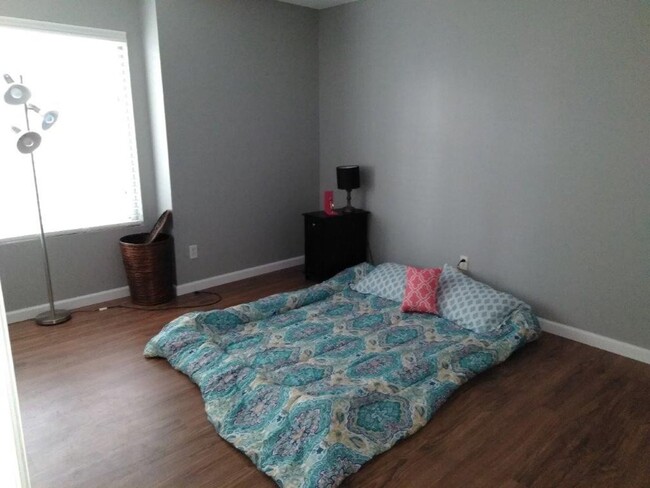 Building Photo - Cherry Creek Schools, 2 bed, 1 bath, 900 s...