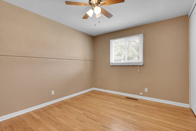 Building Photo - $1,900.00, 3-bed, 2 bath, located in Color...