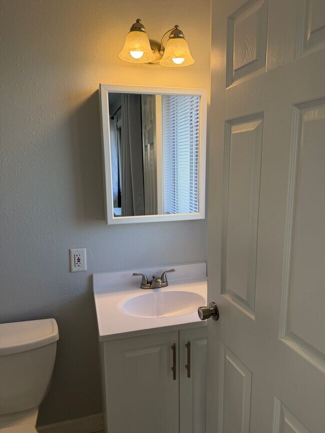 Building Photo - Updated 3 bedroom 1.5 bathroom house in Springfield!