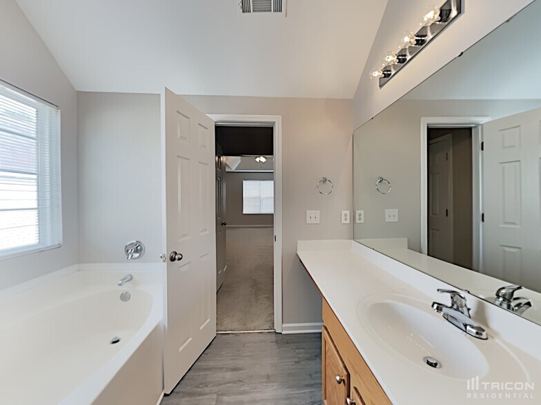 Building Photo - 1482 Kindred Cir NW