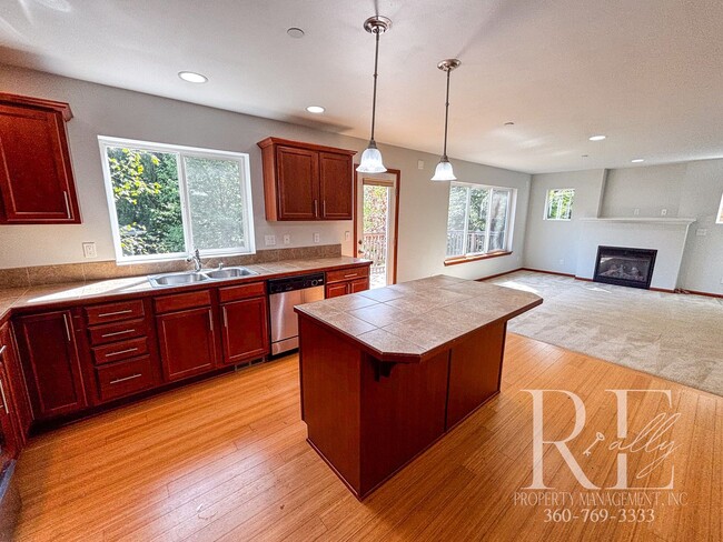 Building Photo - Spacious 3-Bedroom Home in Desirable Manet...