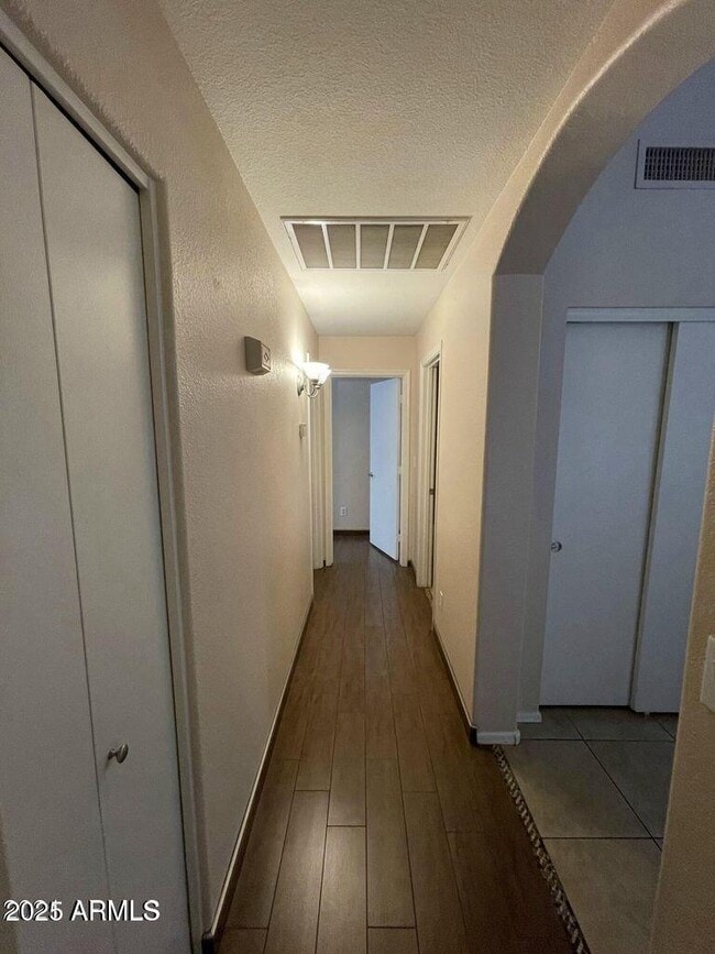 Building Photo - 1091 W Kingbird Dr