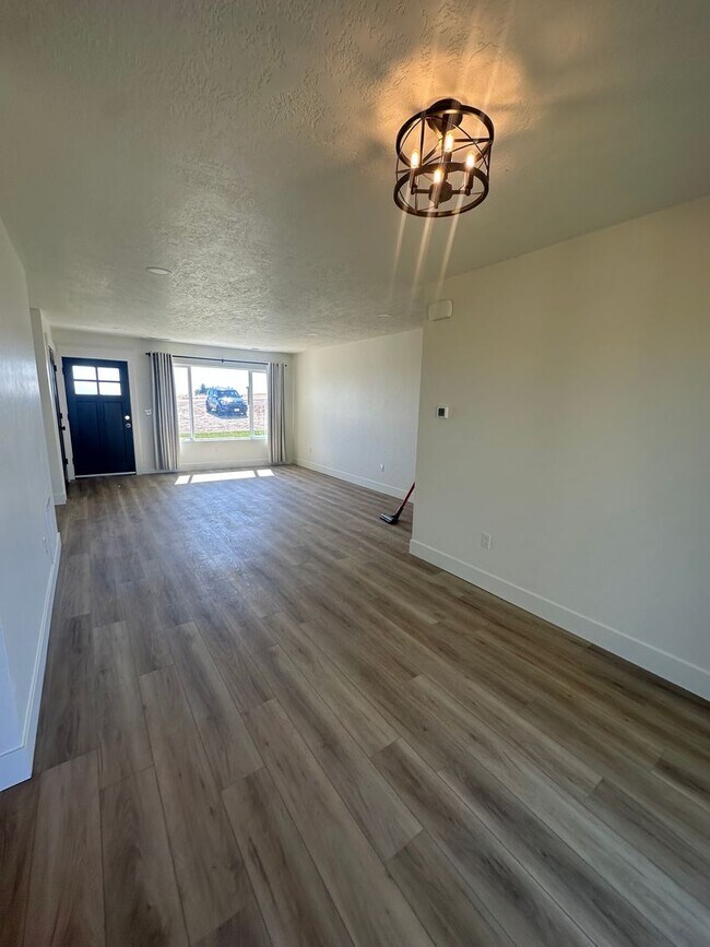 Building Photo - 2 bed, 1 Bath, 1 Car Garage, - Modern Insi...