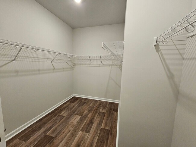 Building Photo - 5 Bedroom/ 2.5 Bath in Waterfall Village