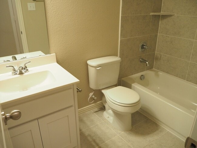 Building Photo - Like NEW 3 Bed 3 Bath Townhouse in Denton