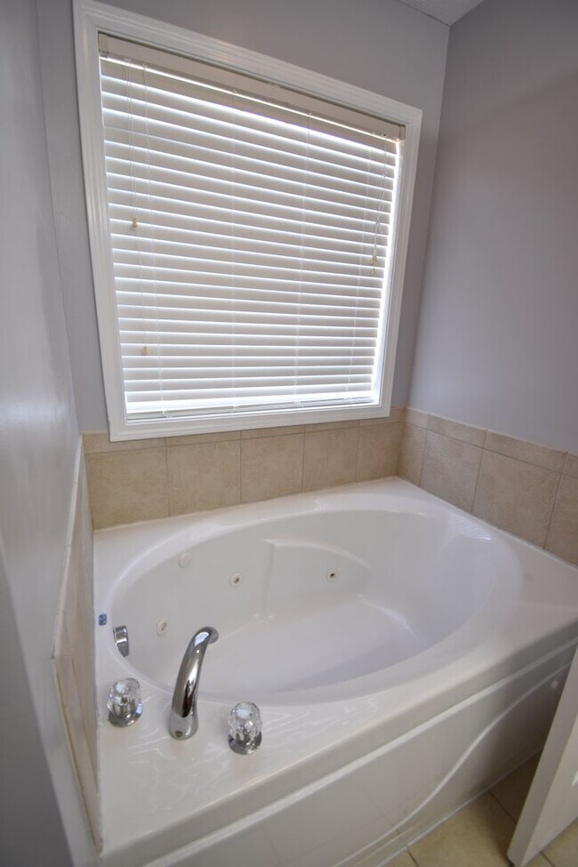 Building Photo - 4 Bedroom 2 Bathroom Coming Soon In Stonewall