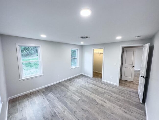 Building Photo - 453 Vineyard Ave