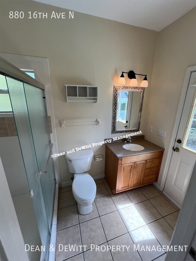 Building Photo - 880 16th Ave N