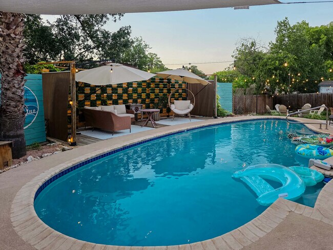 Building Photo - 4305 Temple Hill