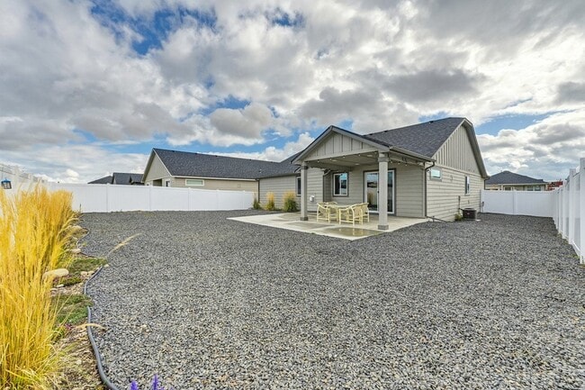 Building Photo - Bright 3-Bedroom Retreat with 2 Full Baths...