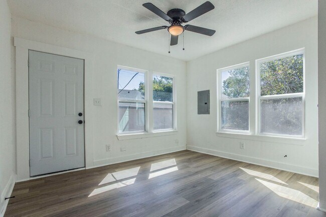 Building Photo - 2215 N Elmendorf St