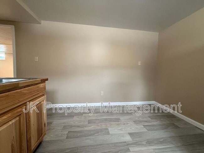 Building Photo - 528 21st Ave NE