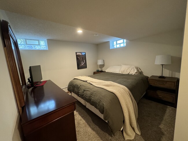 Basement Room - 108 Bluwood Ave