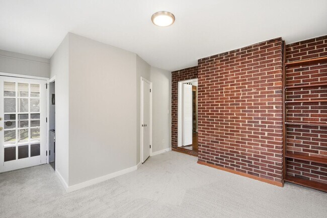 Building Photo - Move-in Ready 3 Bedroom Ranch Home in Eastway Park