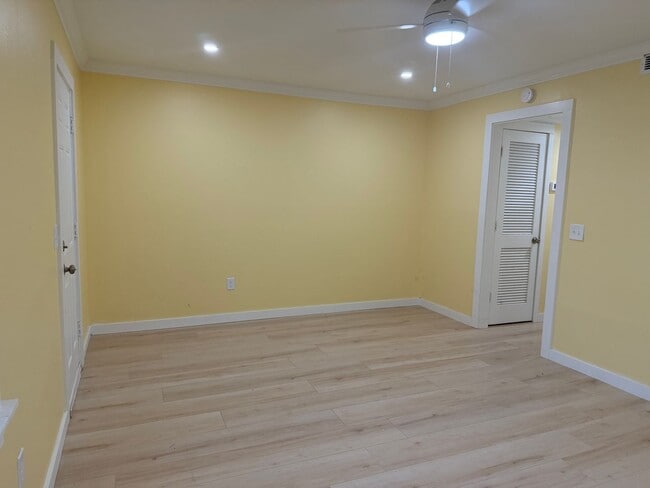 Building Photo - Updated Townhouse on the North End of Hilton Head