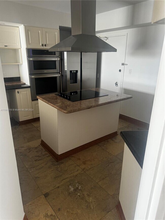 Building Photo - 5161 Collins Ave