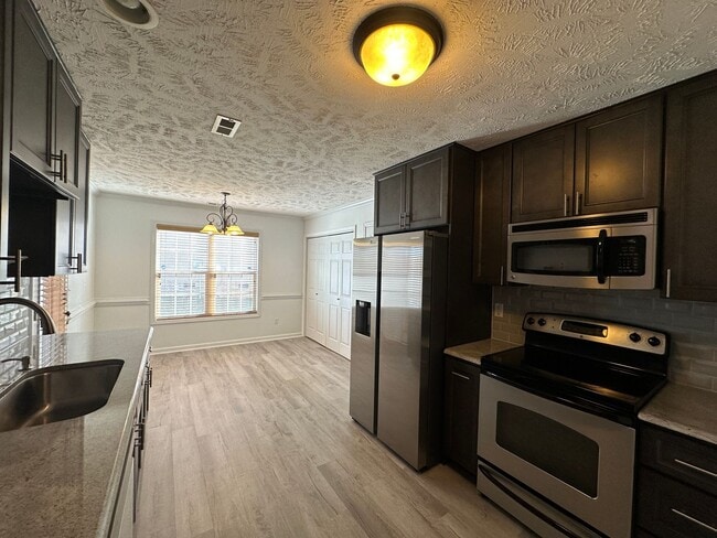 Building Photo - Well-Maintained 4 Bed 2.5 Bath with Fenced Backyard