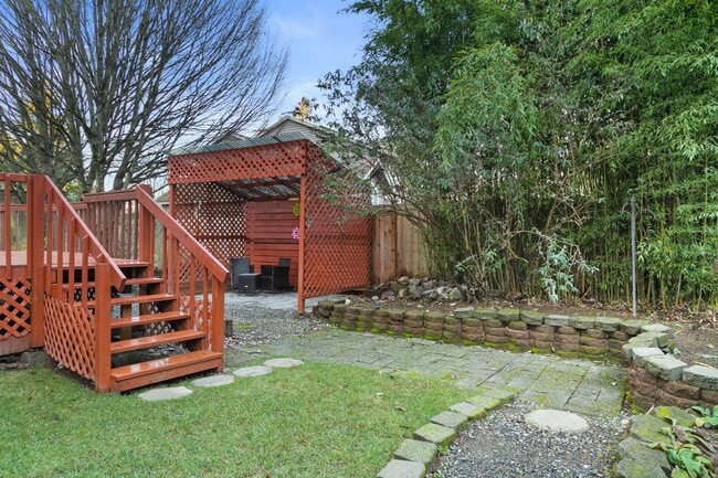 Building Photo - Beautiful 3 Bedroom Home in Bridle Trails