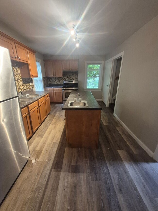 Building Photo - 4 Bedroom 2 Bath Single Family House!
