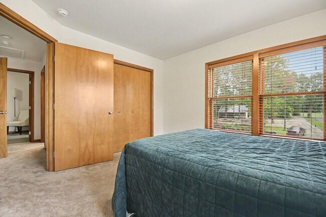 Building Photo - 1736 Parker Dr