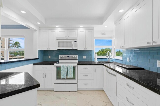 Building Photo - 1057 Hillsboro Mile