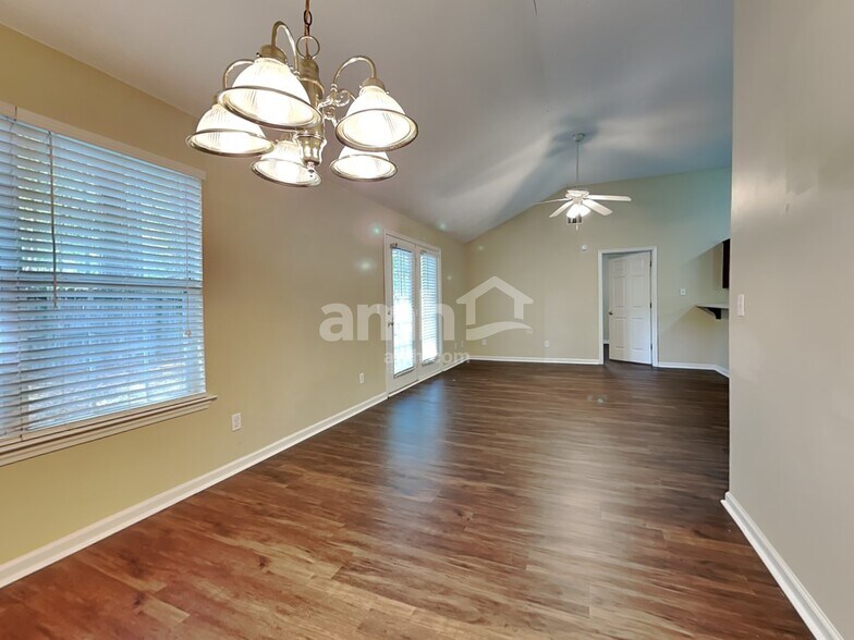 Building Photo - 117 W Tisbury Ln