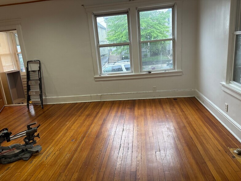 Building Photo - 744 Jackson Ave