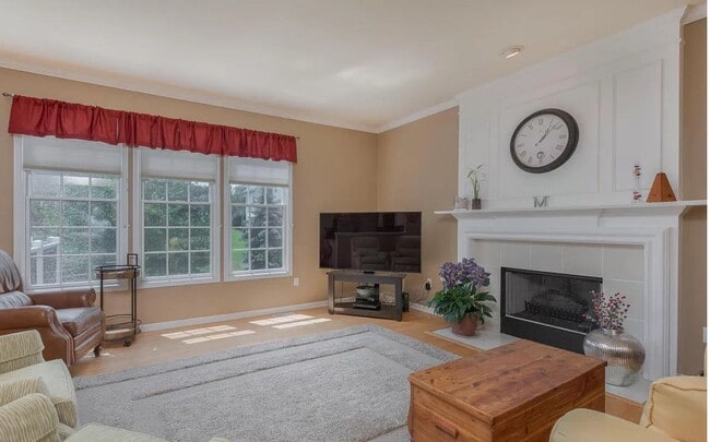 Building Photo - Beautiful large 4 bedroom Home