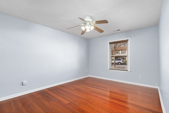 Building Photo - 1305 Eaglewood Dr