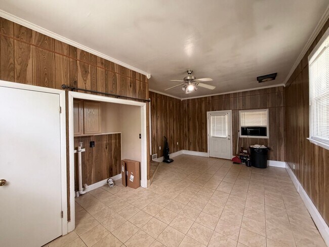 Building Photo - Available Immediately! 3 Bedroom 1 Bath + Bonus & Screened in Porch