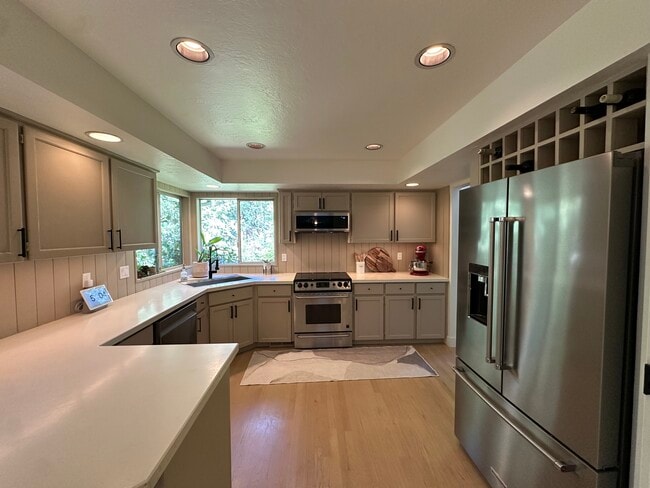 Building Photo - 15455 SW Gleneden Dr