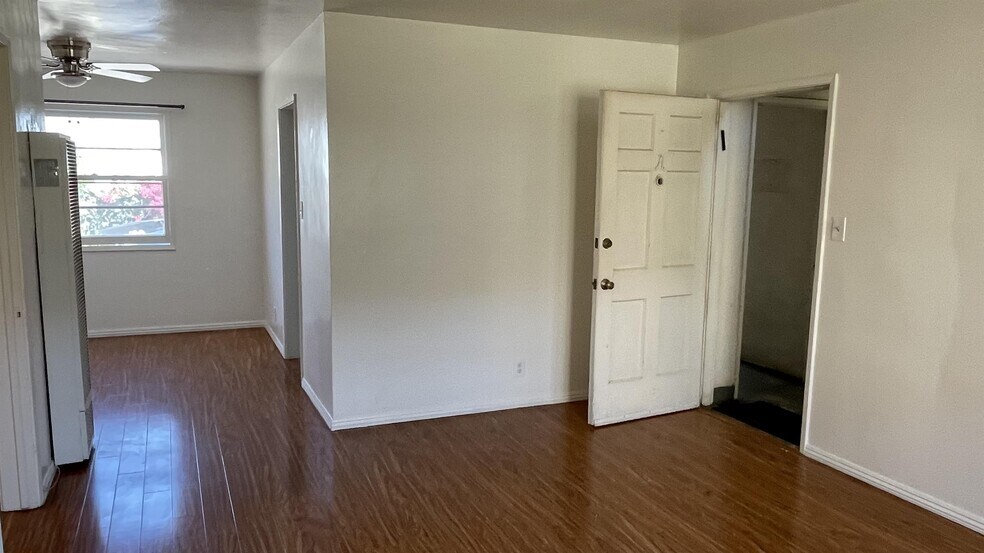 Building Photo - 2477 Silver Lake Blvd