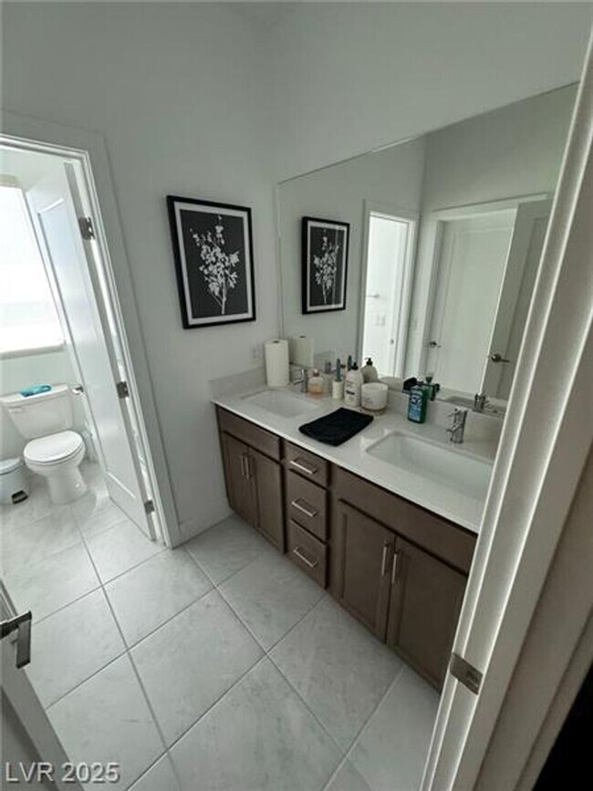 Building Photo - Modern Furnished Optional 3 Bedroom Townhome in Prime Southern Highlands Location
