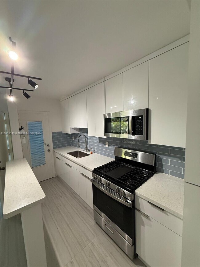 Building Photo - 7441 SW 59th Pl
