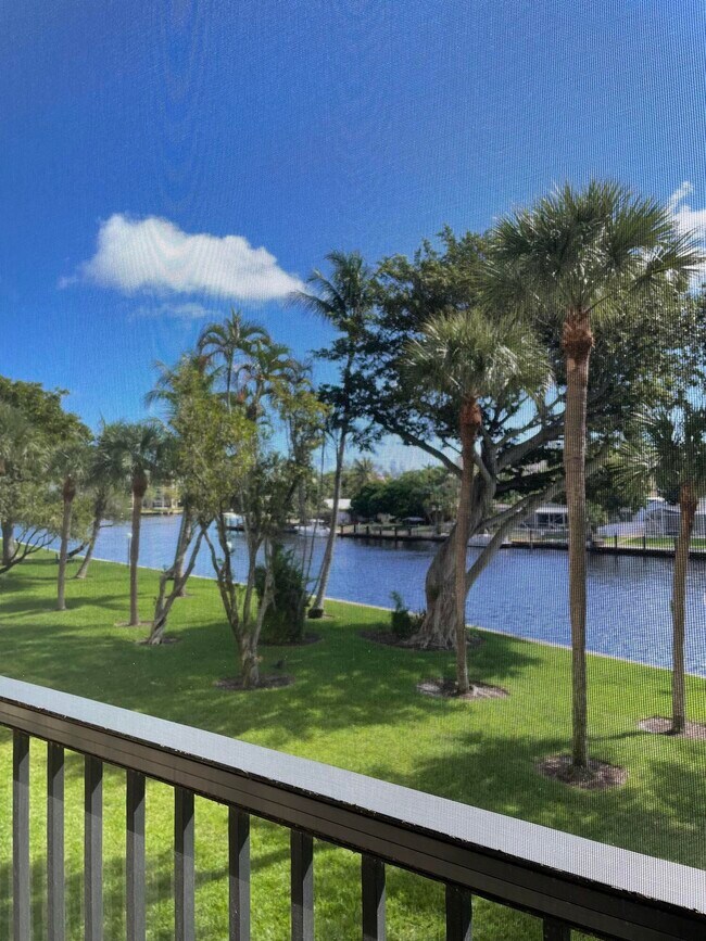 Building Photo - 14 Royal Palm Way