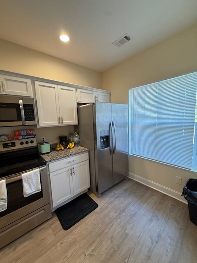 Building Photo - Two Bedroom Townhome